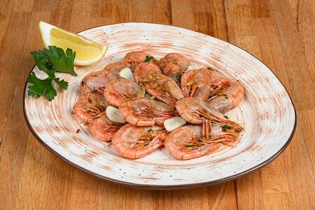 Креветки чесночные с зеленью и соевым соусом