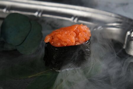 Спайси суши с лососем 