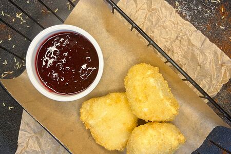 Жареный сыр моцарелла с брусничным соусом