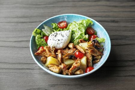 Теплый салат с индейкой, овощами и яйцом пашот