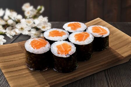 Мини-ролл с копченым лососем