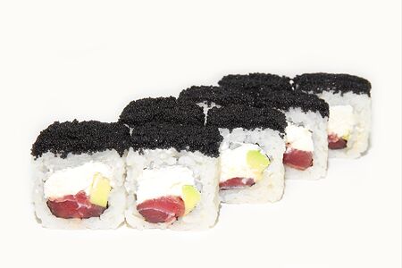 Блэк-ролл с тунцом