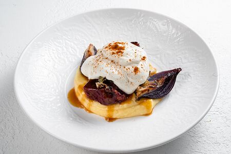 Томленые телячьи щечки с картофельным пюре и муссом из пармезана