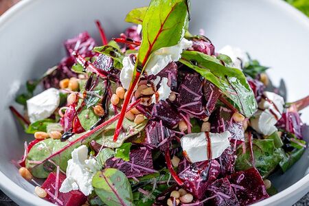 Салат из свеклы с козьим сыром