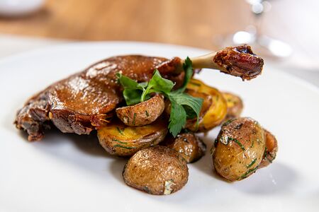 Утиная ножка конфи, картофель сотэ с чесноком и петрушкой