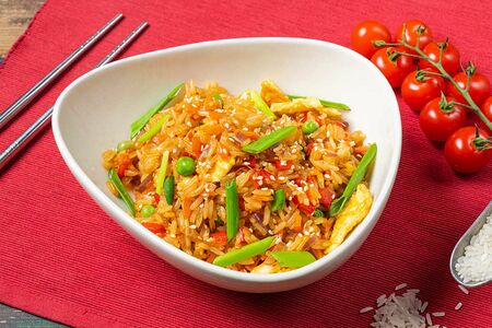 Жареный рис с яйцом в устричном соусе