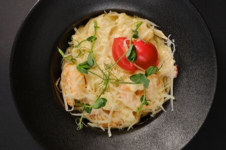 Феттуччине с креветками и беконом