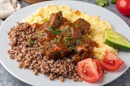 Гуляш из говядины с гарниром