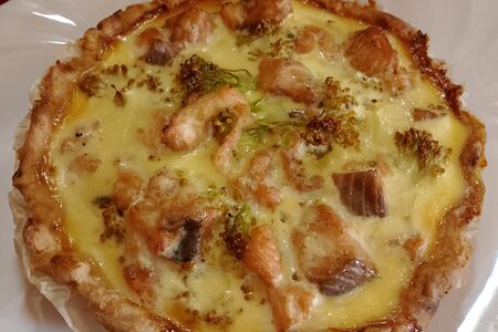 Киш с красной рыбой и брокколи
