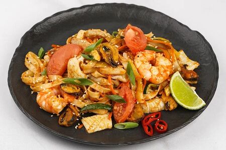 Удон с морепродуктами в соусах Терияки и Sweet chili