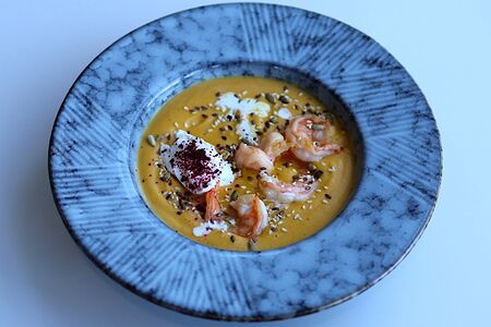 Тыквенный крем-суп с тигровыми креветками 