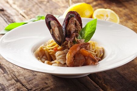 Спагетти с морепродуктами в томатном соусе