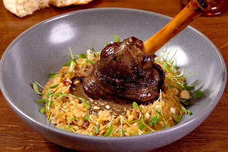 Голень ягненка с булгуром и сухофруктами