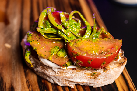 Тост с томатами