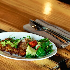 Драники с домашней бужениной и заправленным салатом 