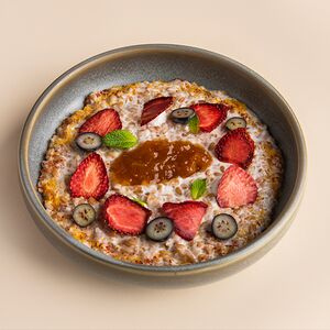 Каша на полбе с абрикосовым джемом и ягодами