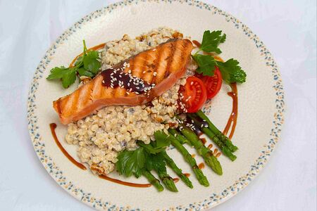 Филе лосося с запечеными овощами 