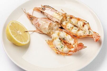 Розовые креветки на гриле