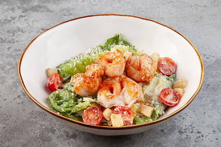 Салат Цезарь с тигровыми креветками