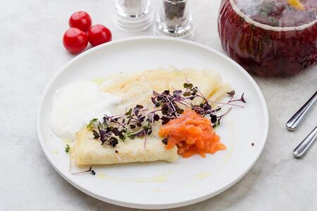 Блинчики с семгой, страчателлой и луком фри