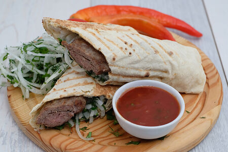 Люля-кебаб из говядины в лаваше