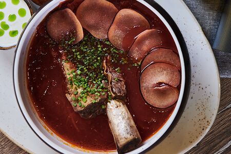 Кубанский борщ с копченой сливой, пампушками и томленым говяжьим ребром