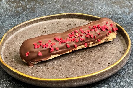 Эклер с малиновым кремом