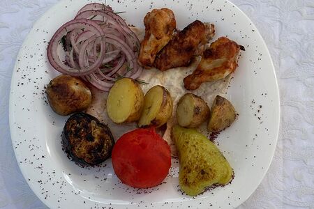 Куриные крылья с овощами