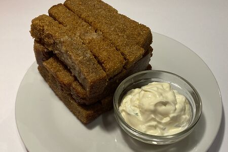 Гренки чесночные с соусом тузлук