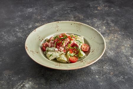 Мясо камчатского краба с салатом и авокадо