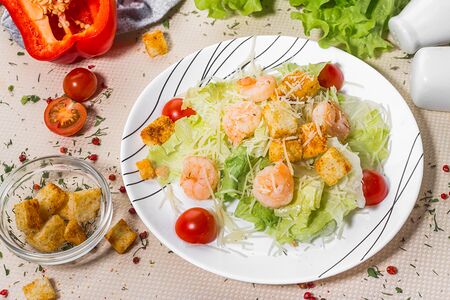 Салат Цезарь с креветками