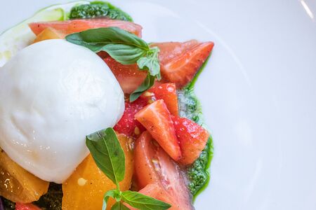 Буррата с томатами и соусом песто