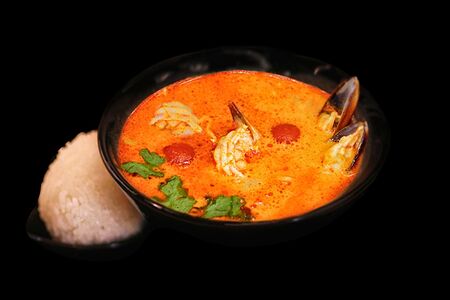 Том ям с морепродуктами