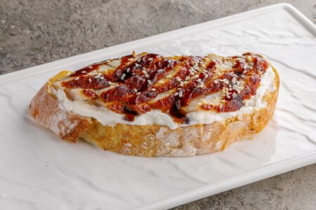 Брускетта с угрем, страчателлой и соусом унаги