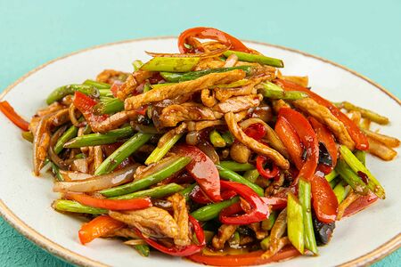 Свинина со стрелками чеснока