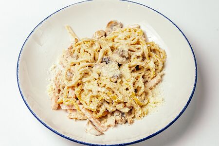 Домашние тальятелле с ветчиной и грибами