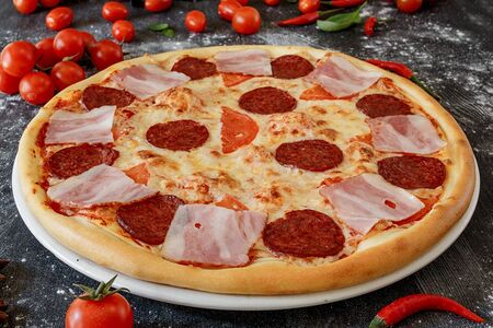 Пицца с салями и беконом