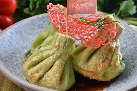 Жареные мини-хинкали с креветками 