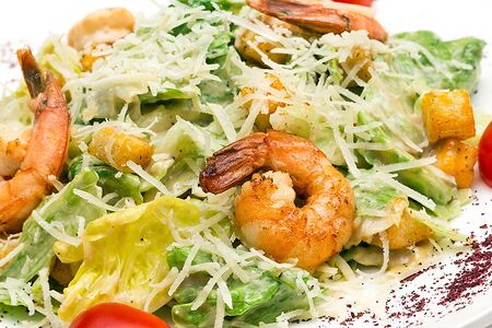 Салат Цезарь с креветками
