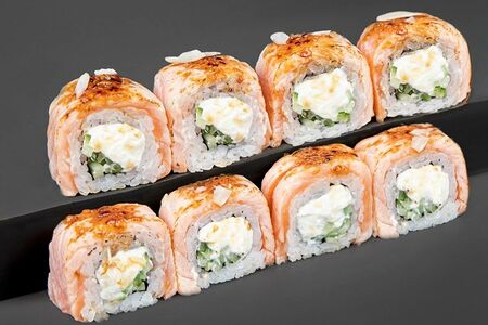 Ролл опаленный лосось с карамелью и хлопьями соли