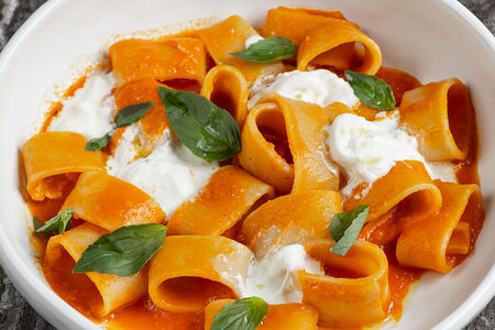 Паста с томатами и страчателлой