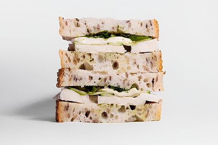 Сэндвич с курицей и рукколой