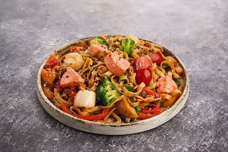 Вок с лососем и гребешком