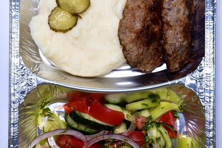 Пюре с говяжьей котлетой