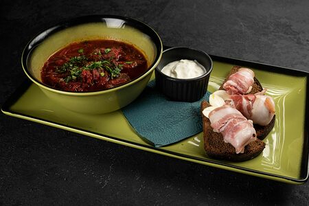 Борщ с салом и чесноком