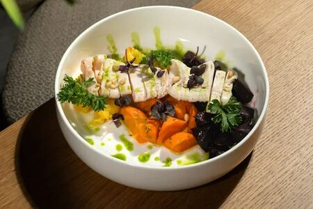 Кальмар гриль с овощами