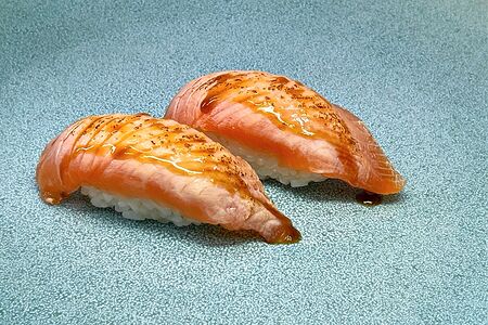 Суши с опаленным лососем