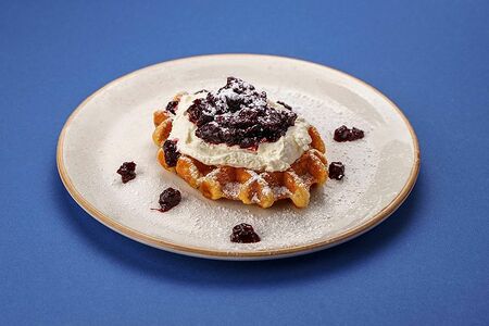 Венская вафля со сливочным кремом и ягодным соусом