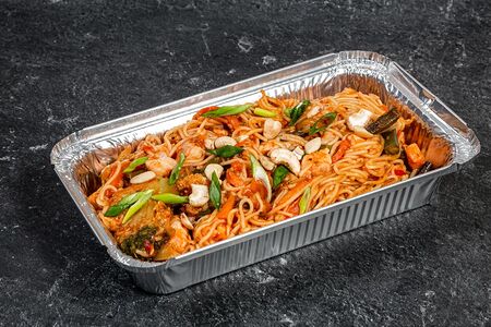 Лапша с лососем и креветками