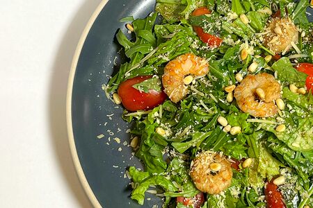 Салат с креветками и руколой